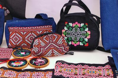 【高清组图】百里画廊展出苗绣、蜡染、文创产品